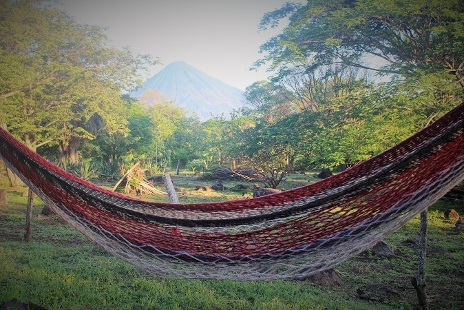 宽敞宽敞的小屋，带湖景和火山景观！ 2张床！