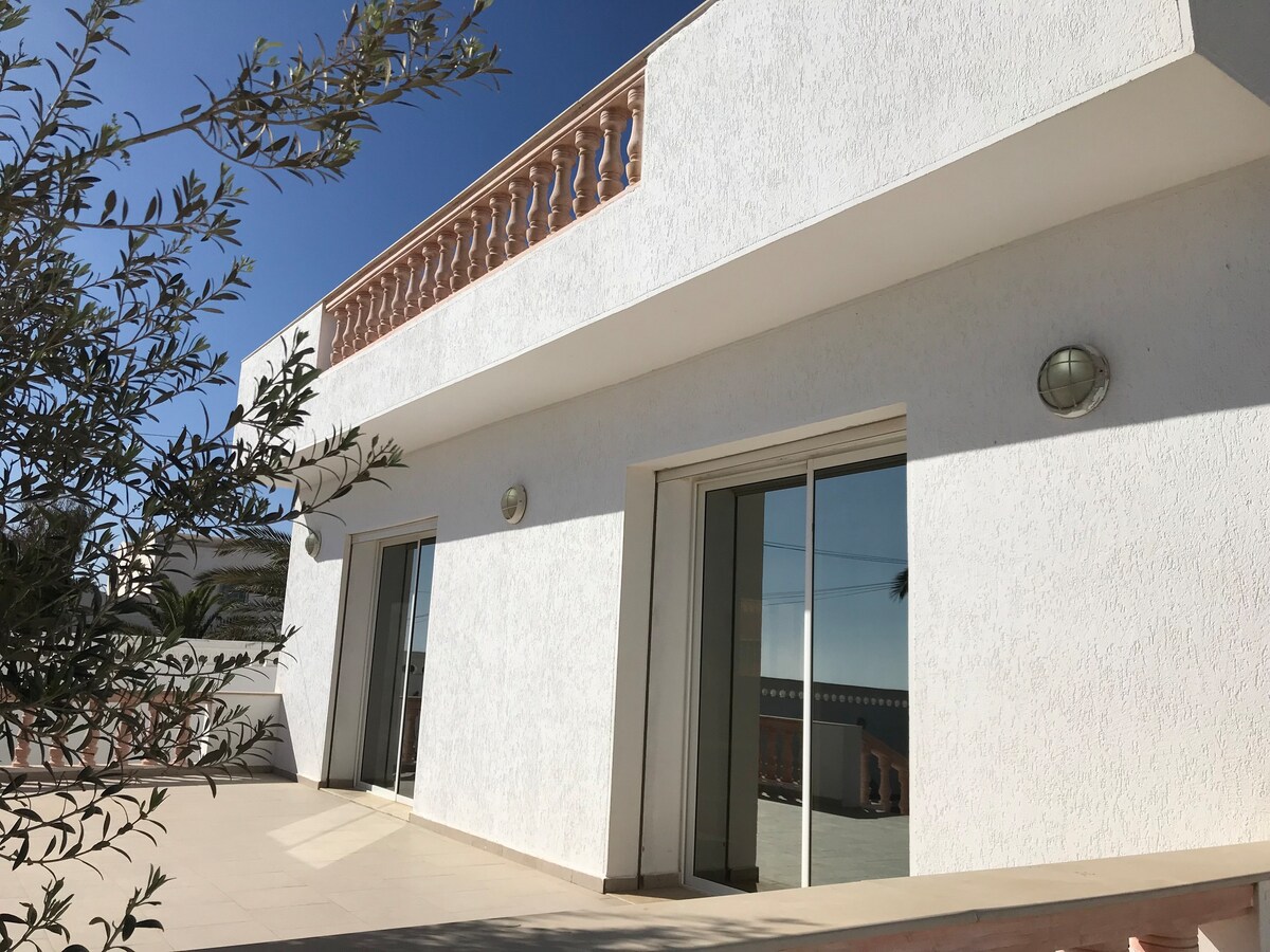 Villa en 1ère ligne, sur la plage d’El Ogla