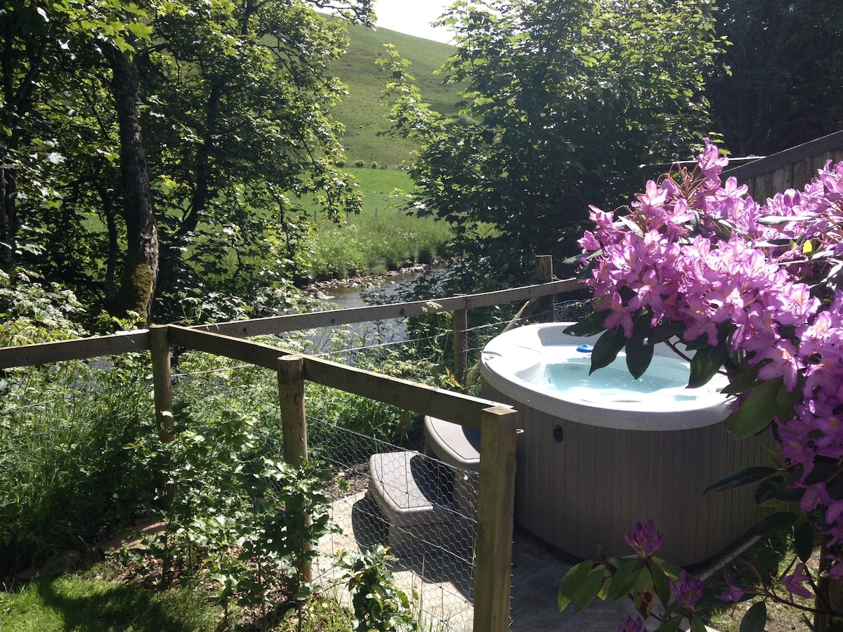 Brewlands Cottage, riverbank hot tub, Glenisla