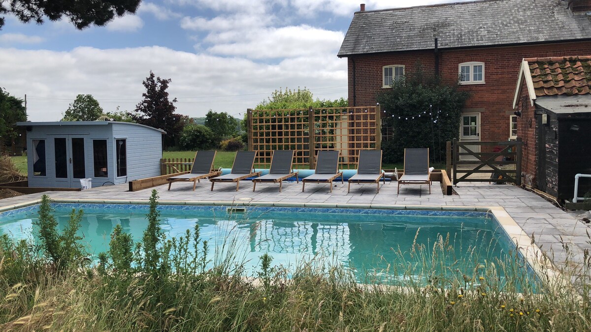Beautiful 3 bed cottage with private swimming pool