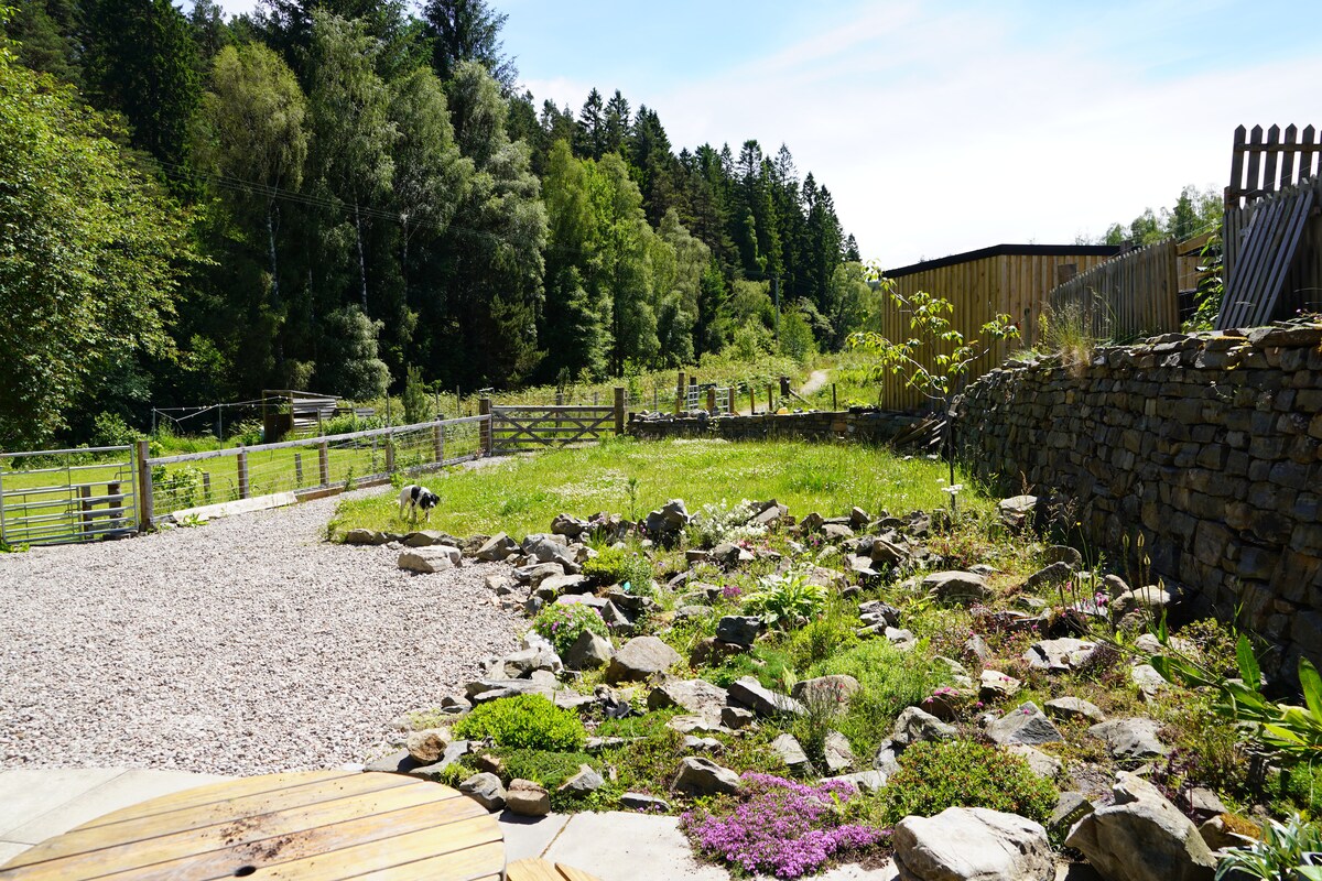 Charming cottage beside the River Feshie