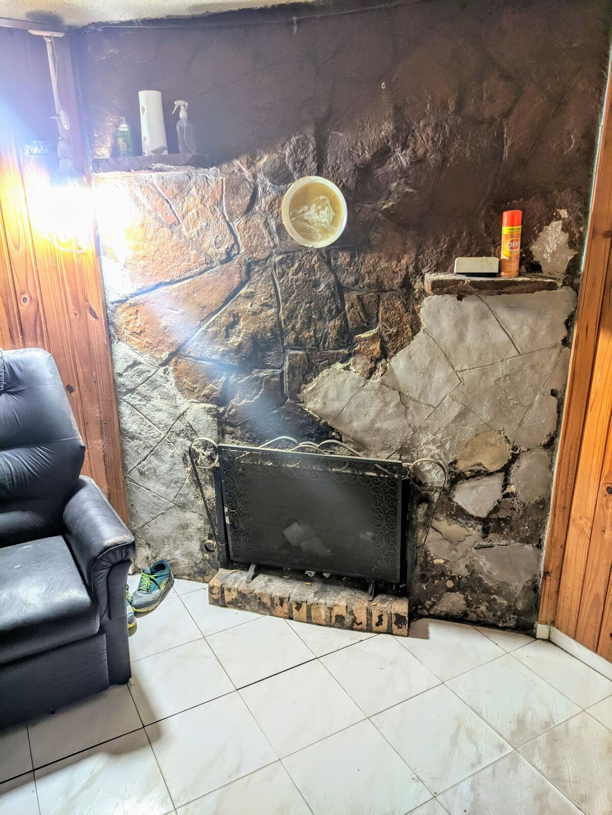 Casa en un pueblo lleno de vida con chimenea interior, amplio patio y muuucha paz... Para tomar un descanso a mitad de viaje...