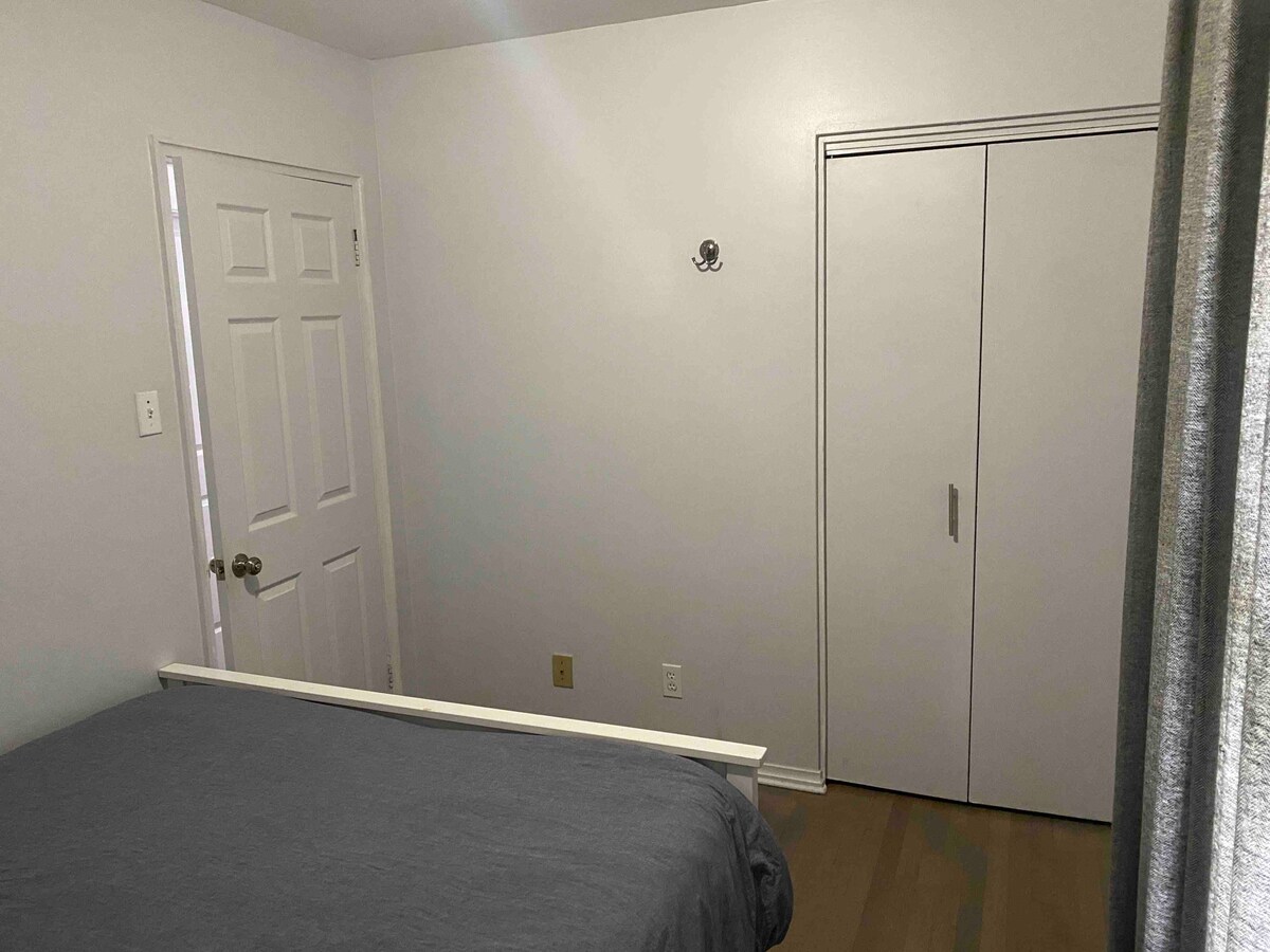 Private Room 1 in a home with parking (Algonquin)