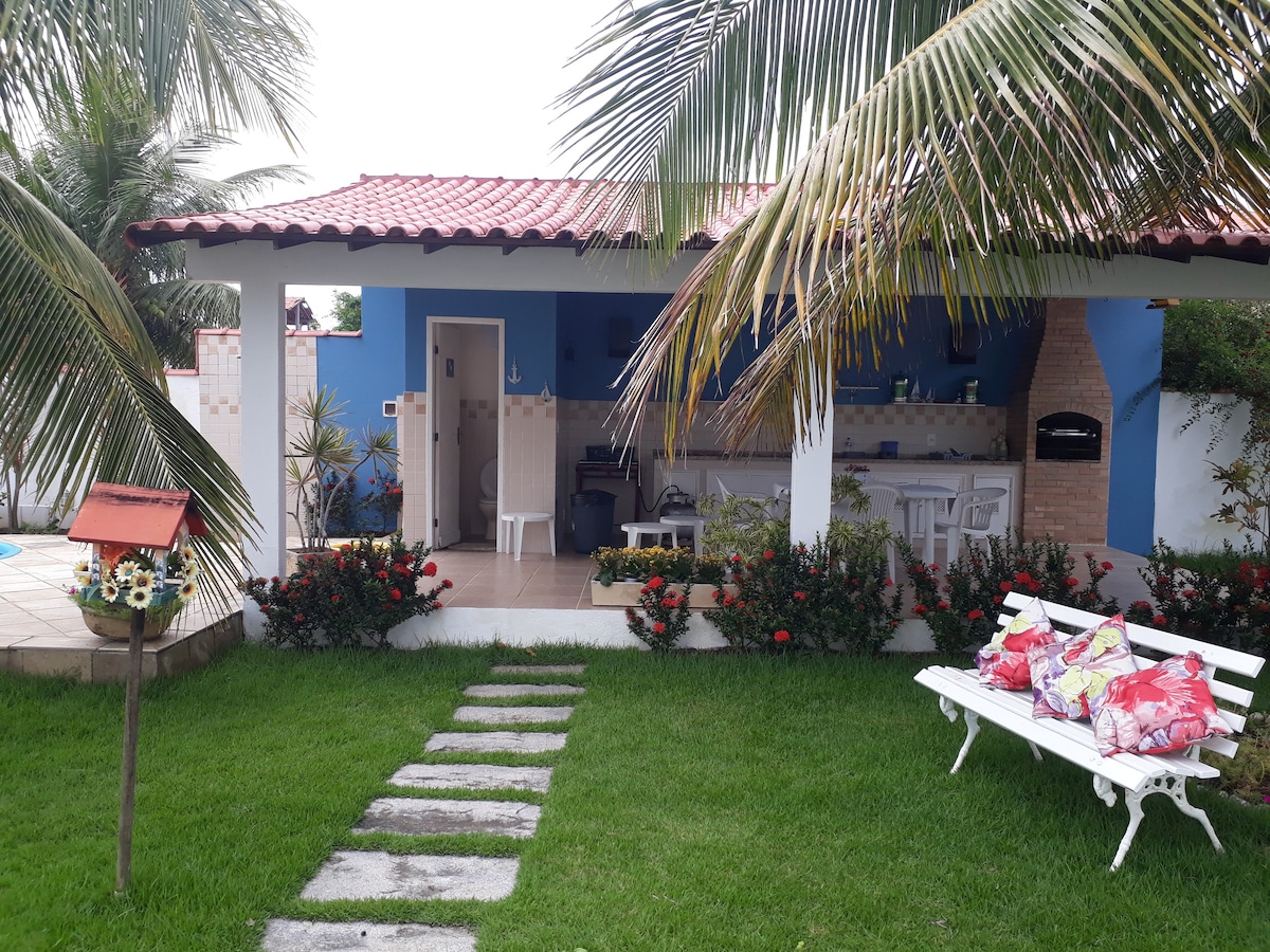 Casa com piscina, 03 quartos, 50m da praia.