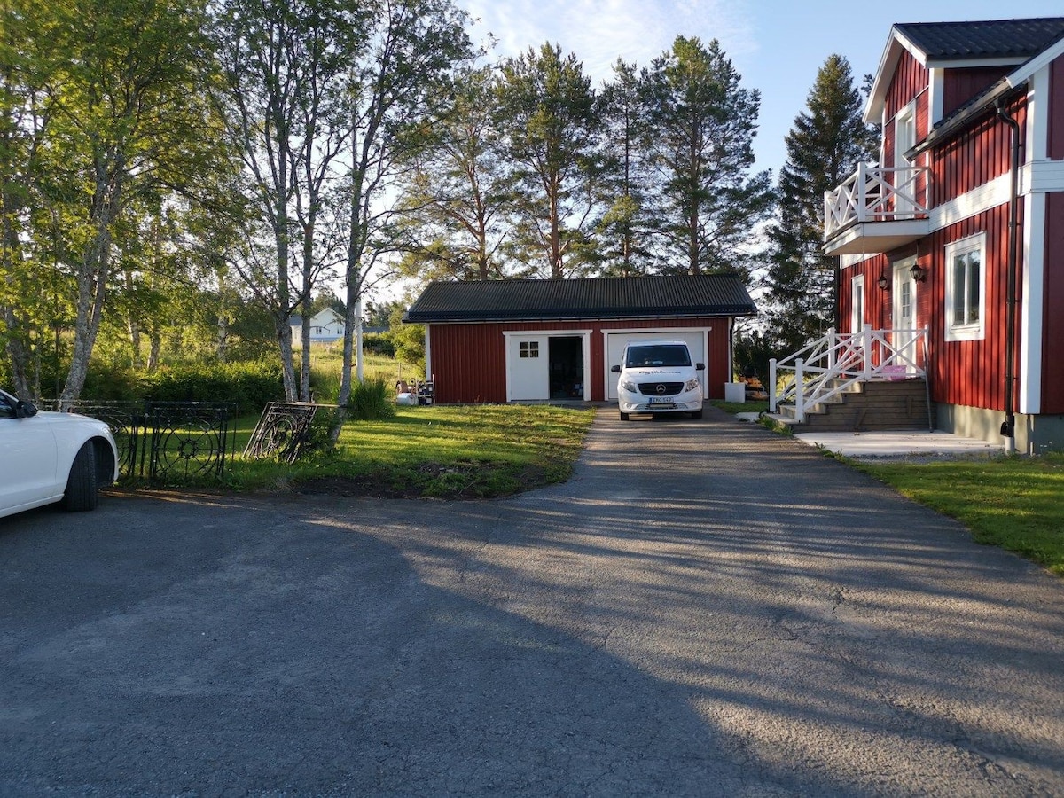 Lantlig villa med härbre