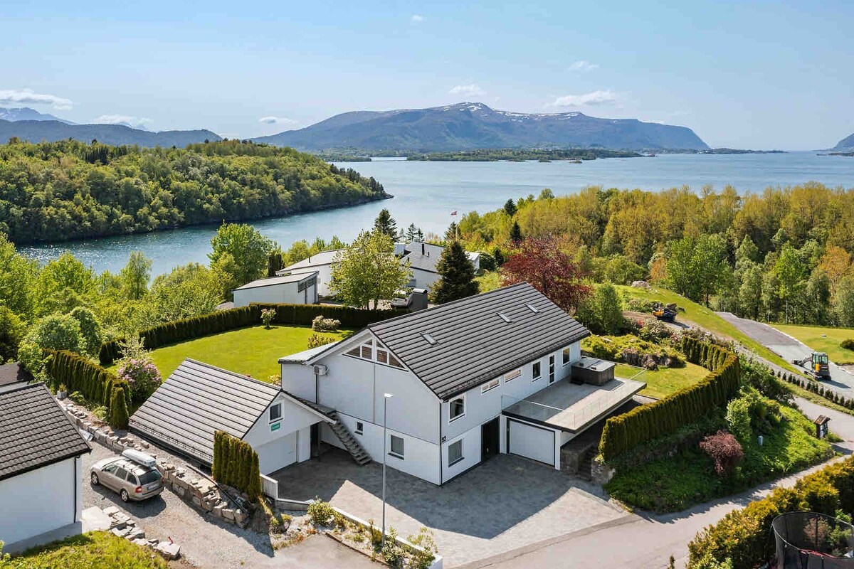 Stort lekkert hus med Jacuzzi. Perfekt familiehus!