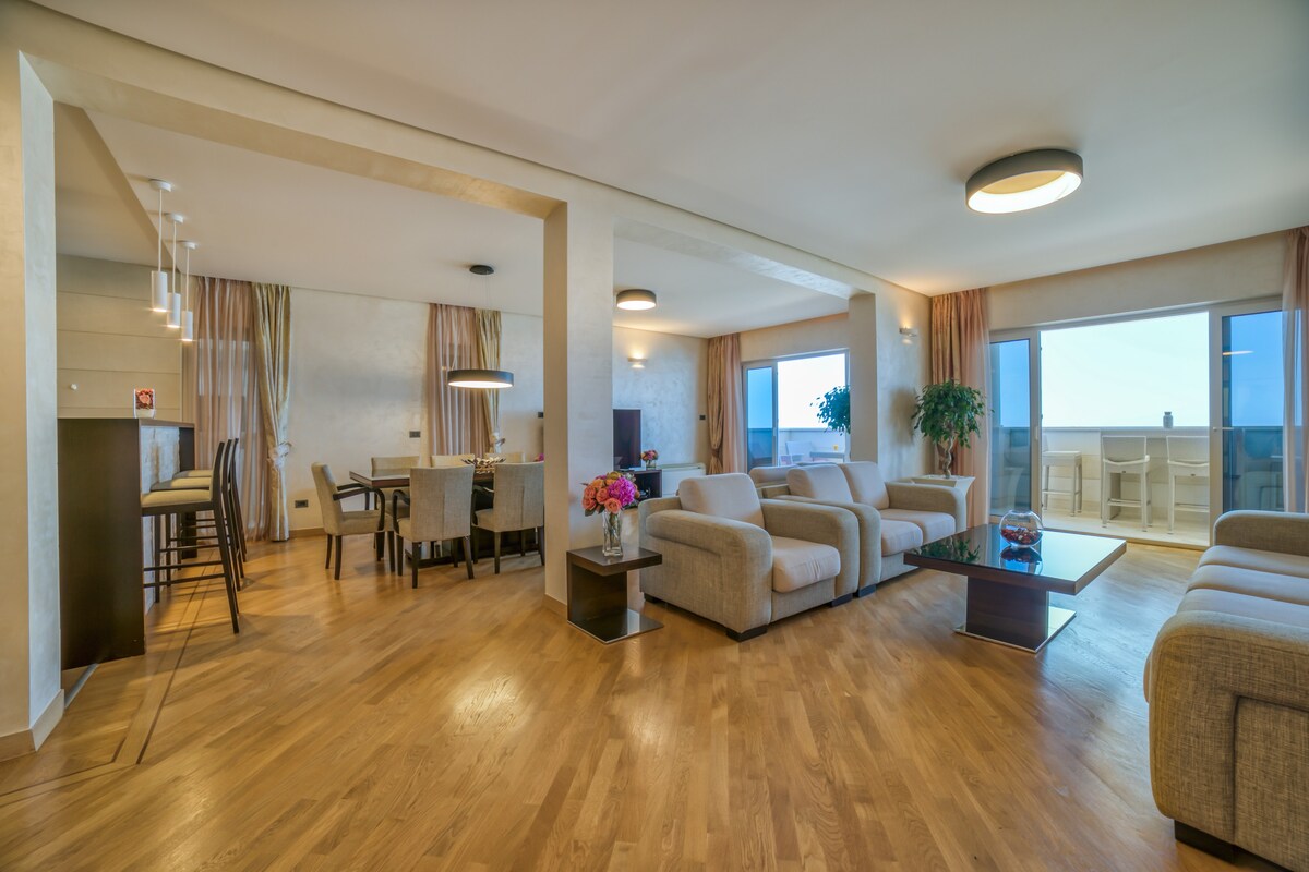 美妙的Sveti Stefan海滨顶层公寓