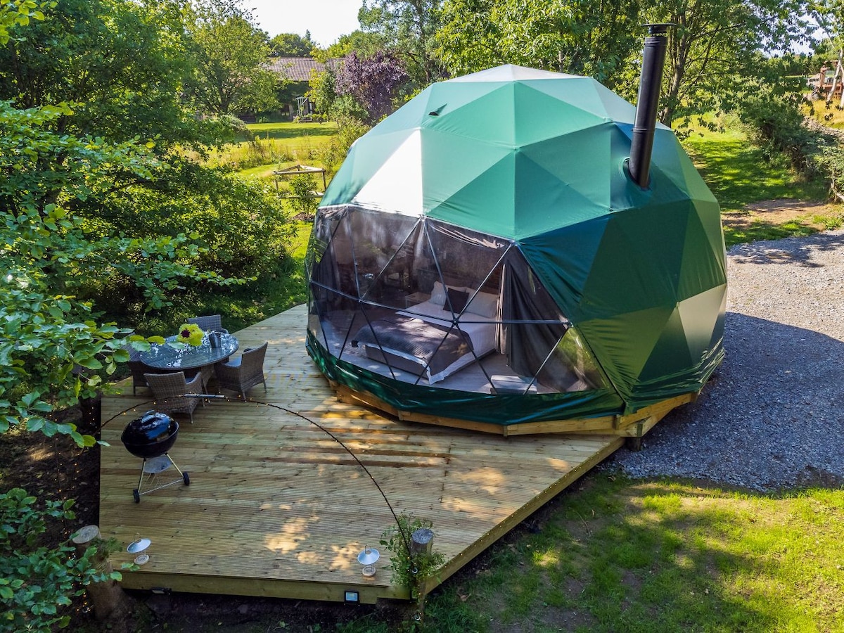 Lodge farm Woodland dome. Hot tub. luxury escape