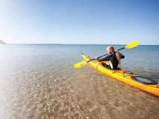 在大特拉弗斯湾（ Grand Traverse Bay ）放松