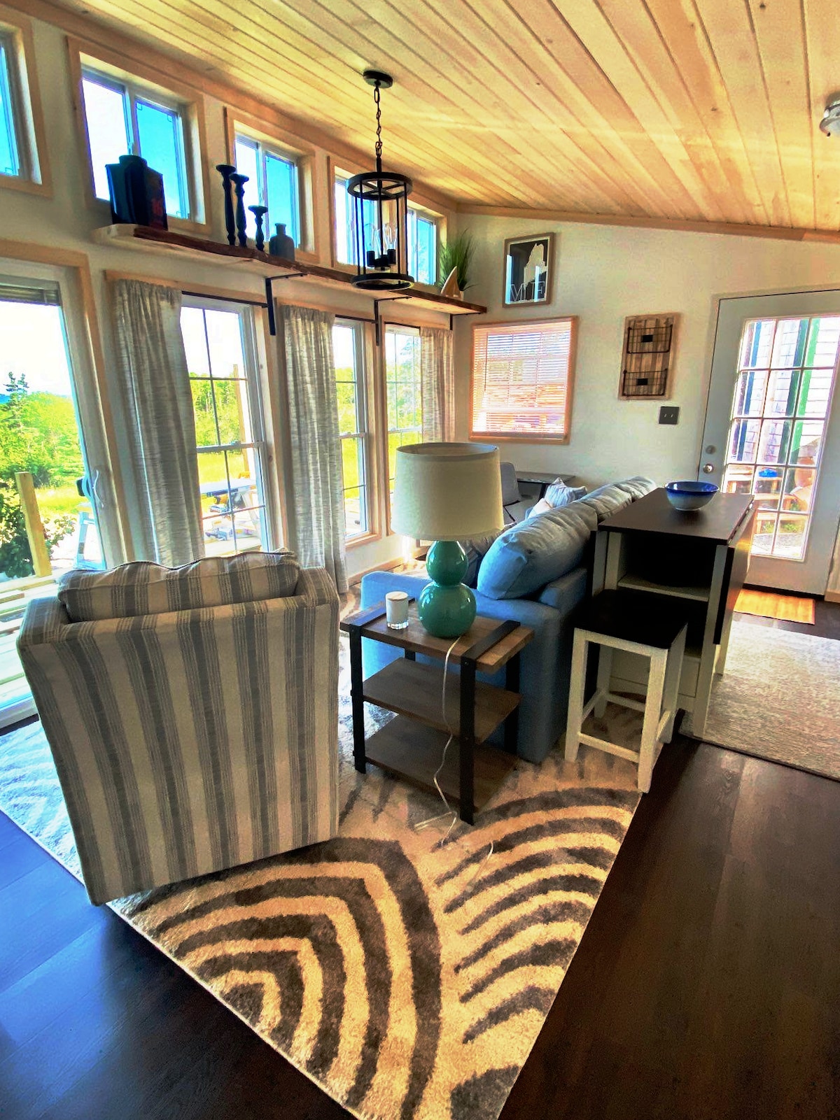 Charming 1 bedroom tiny house with full kitchen, laundry, deck, and picture perfect views.
