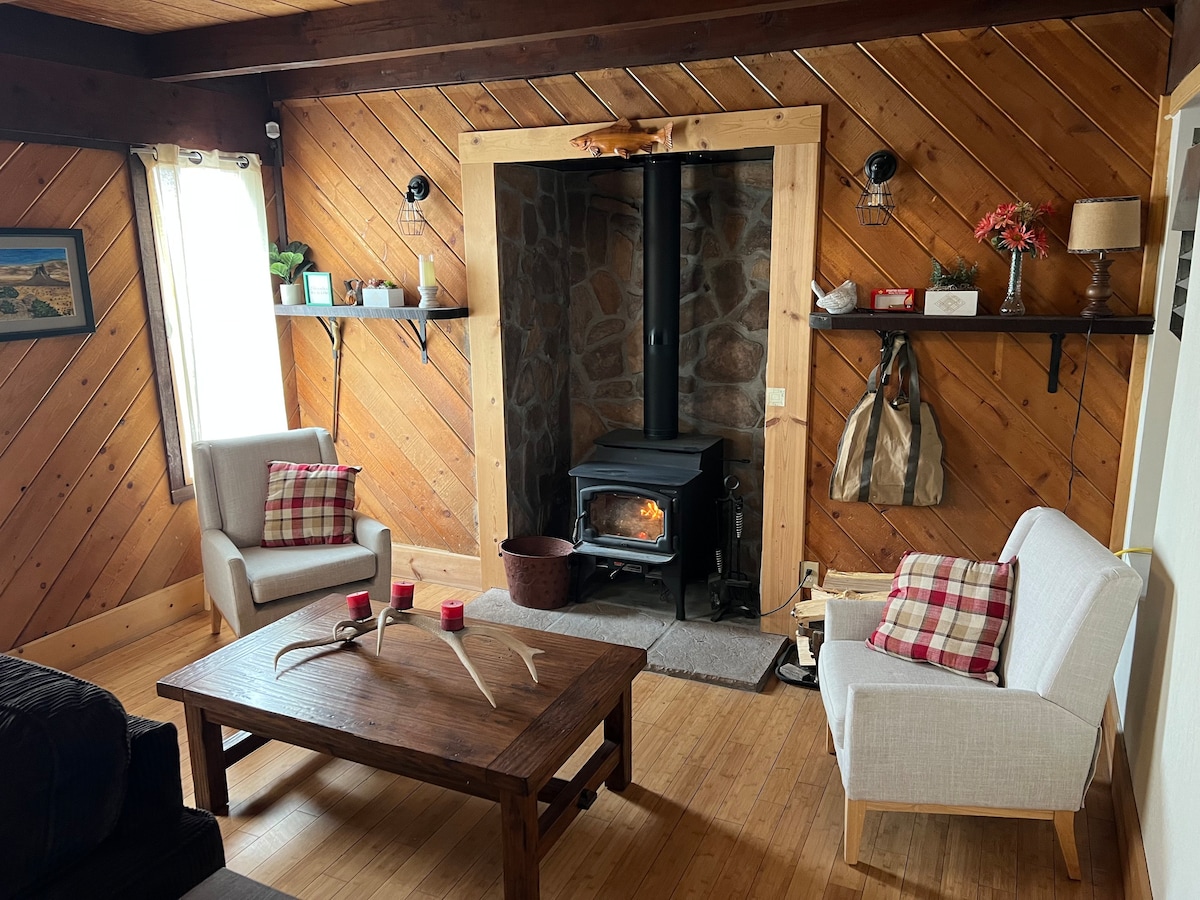 Cheerful private 4 bedroom lodge with hot tub