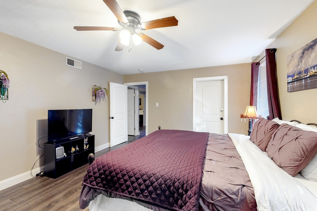 New listing! Home w/pool table, AC, WiFi, W/D-near French Quarter & Downtown
