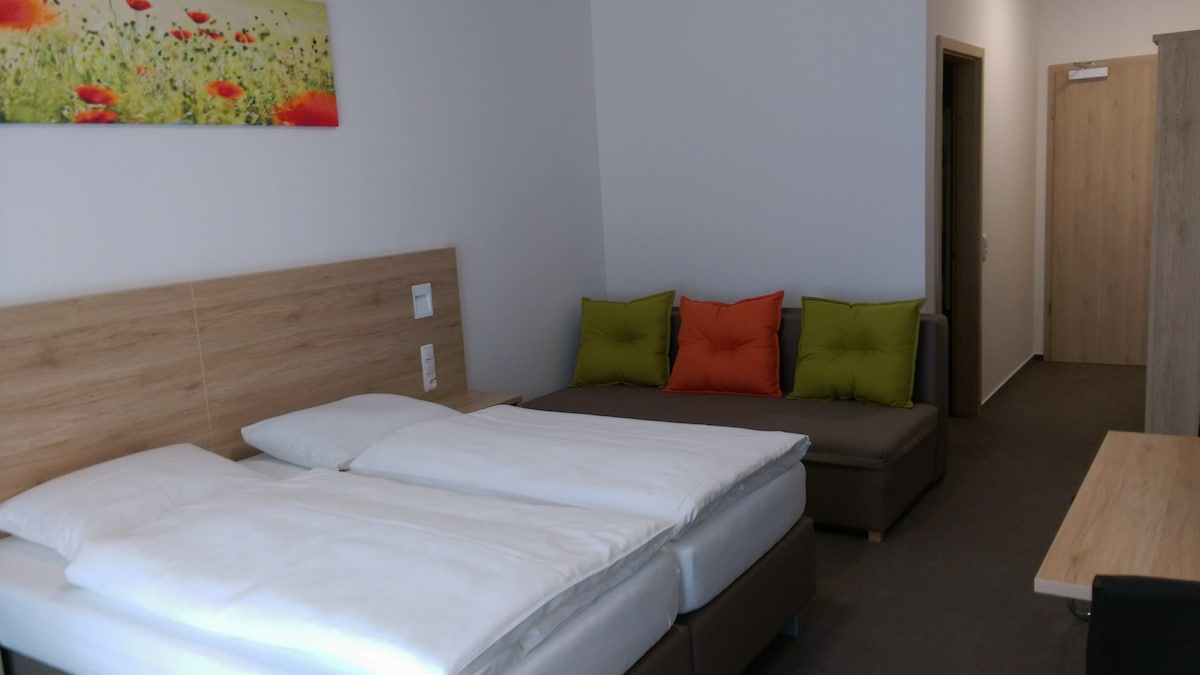 Gasthaus Pension Rezatgrund （ Windsbach ） ， 4人舒适客房，配有双人床和带阳台的沙发床