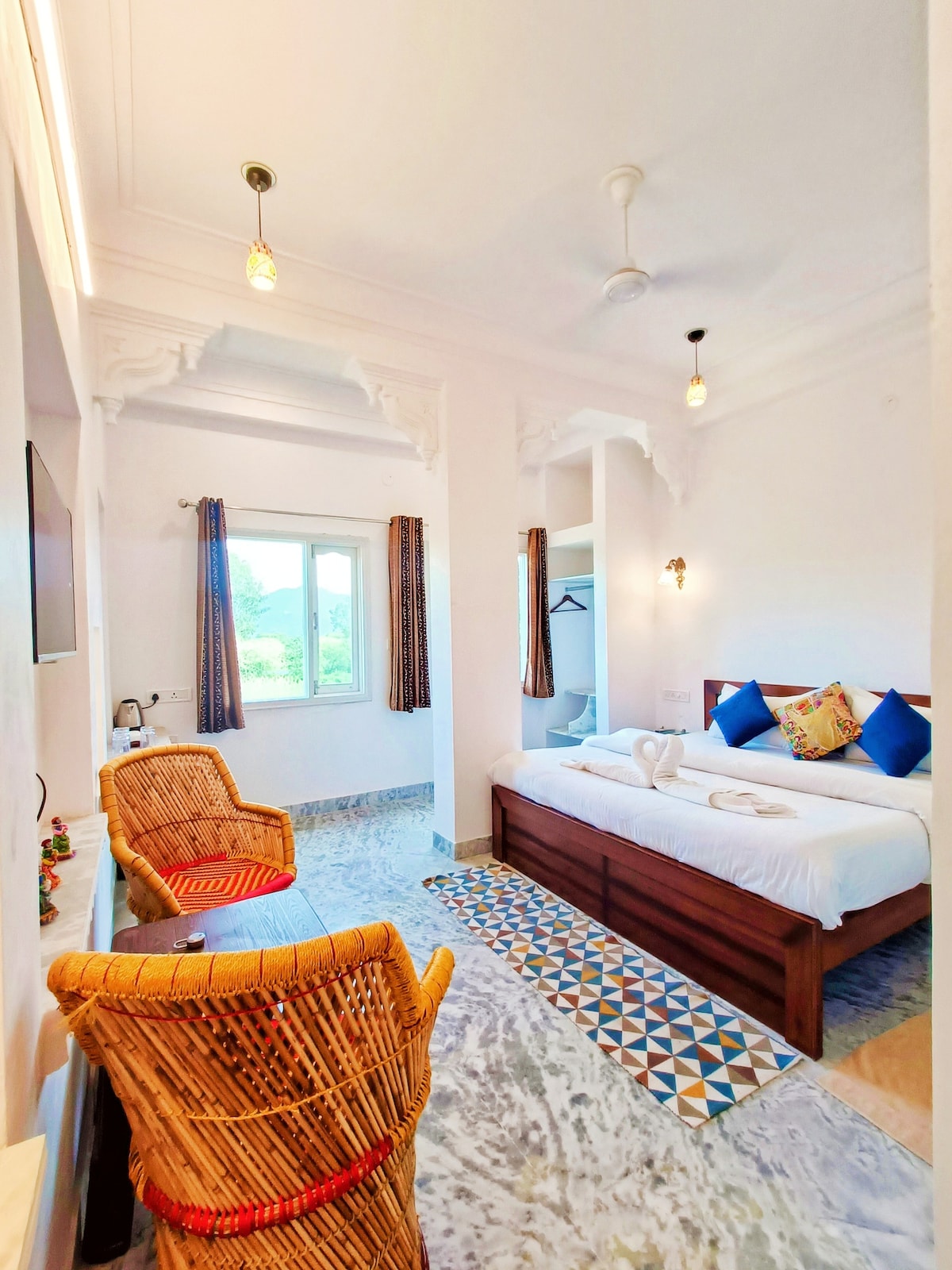 Prakash Ji's Haveli
Luxurious Lakeside Retreat (7)