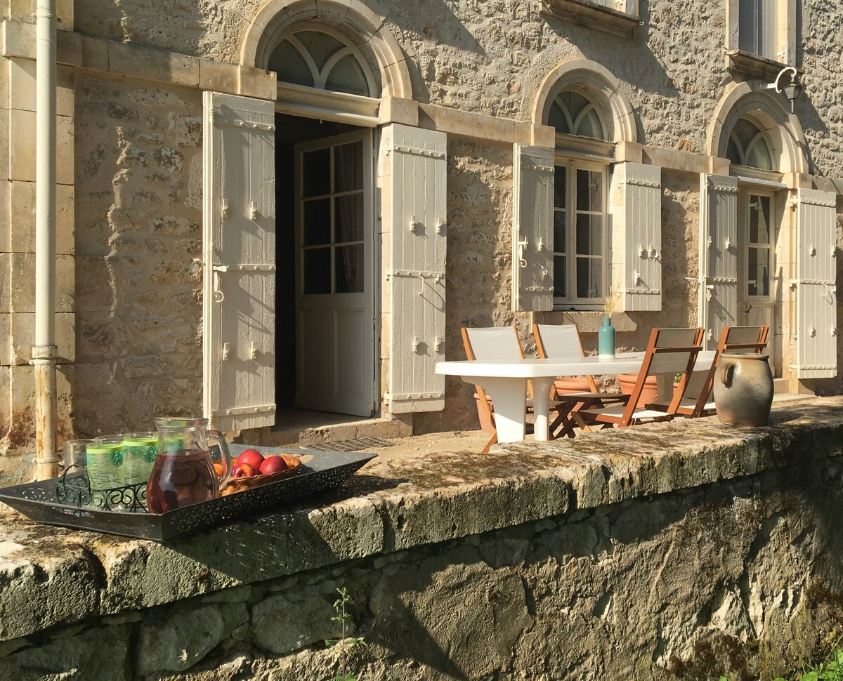 Grande chambre dans maison de campagne