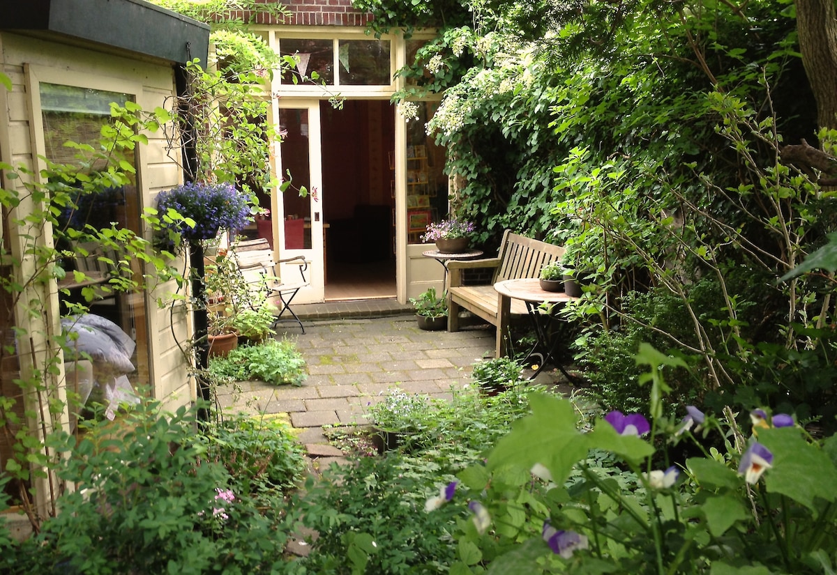 楼下完全舒适的房子，有私人安静的花园。