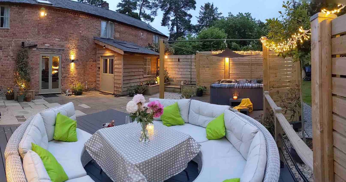 The Coach House Barn Hot Tub-idyllic and rural