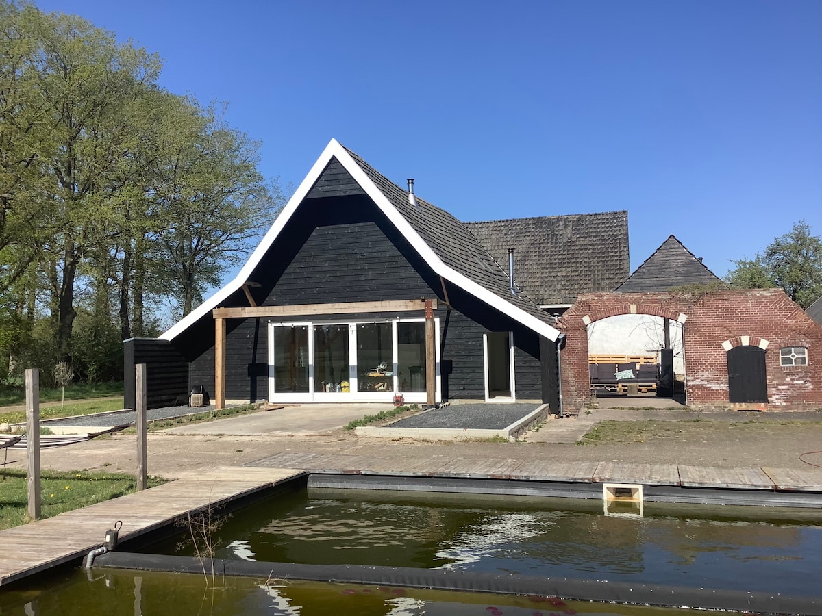 Verbouwde boerderij, rust, met zwemvijver.