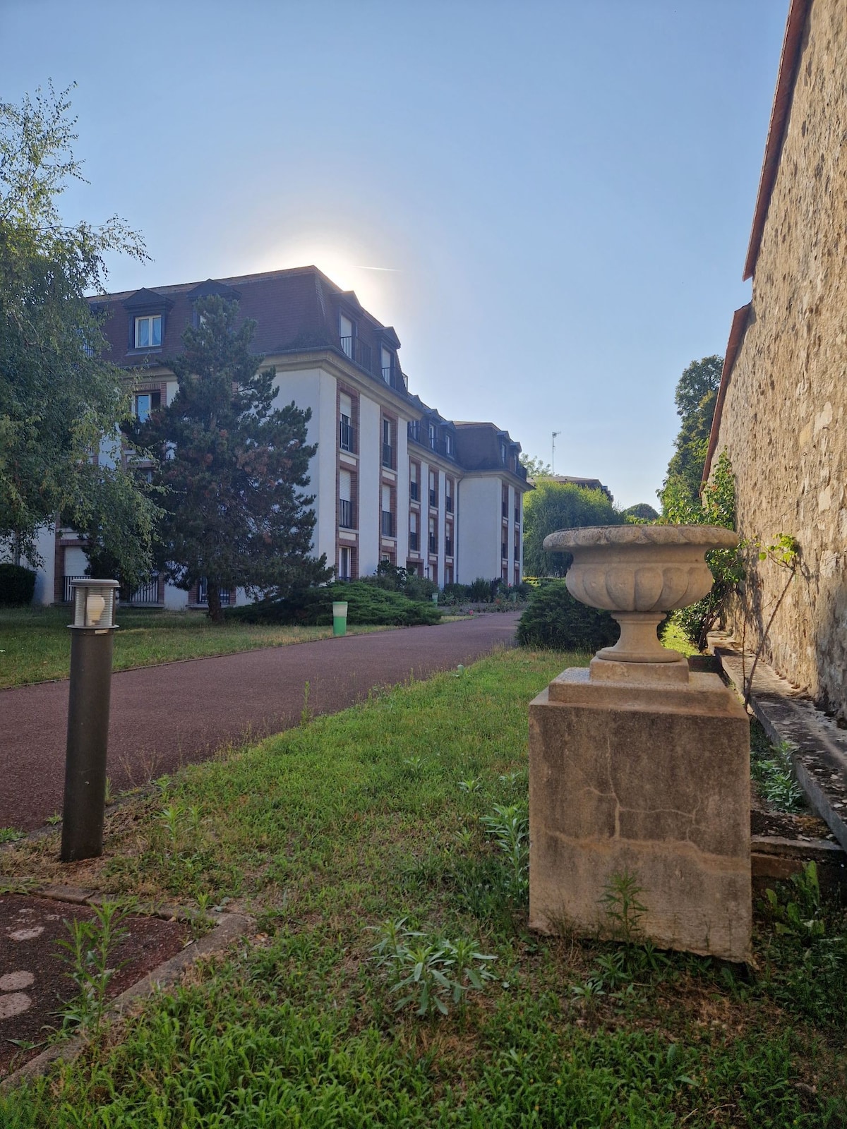 Studio résidentiel, neuf, calme, proche château.