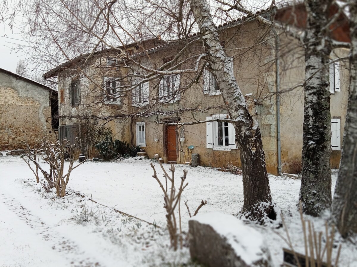 迷人的乡村和山区小屋