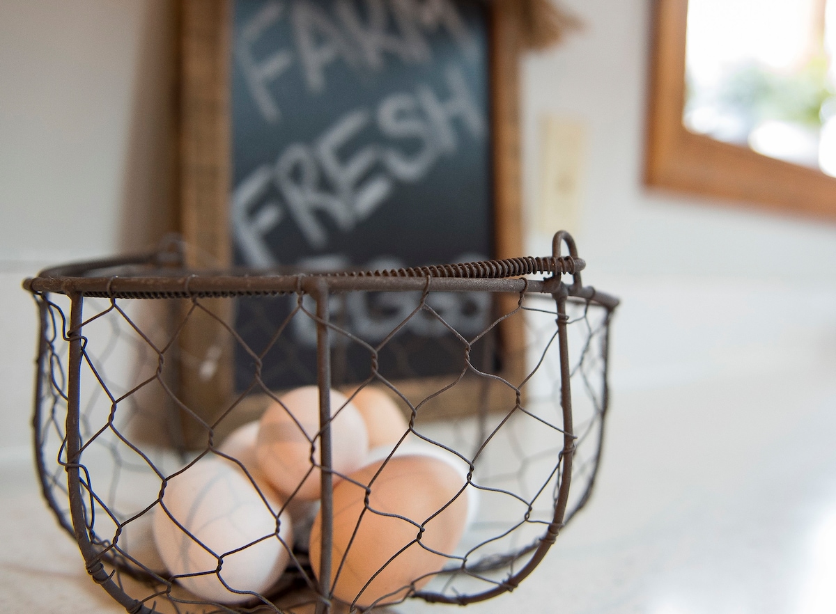 Farmhouse w/ Hot Tub | Fresh Eggs | Animal Views