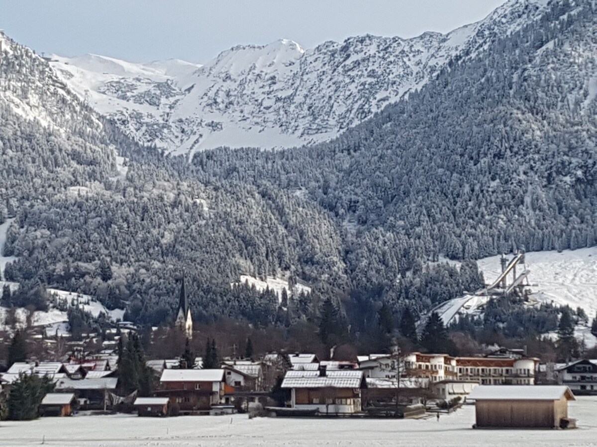 迷人的公寓，位于市中心，可欣赏山景