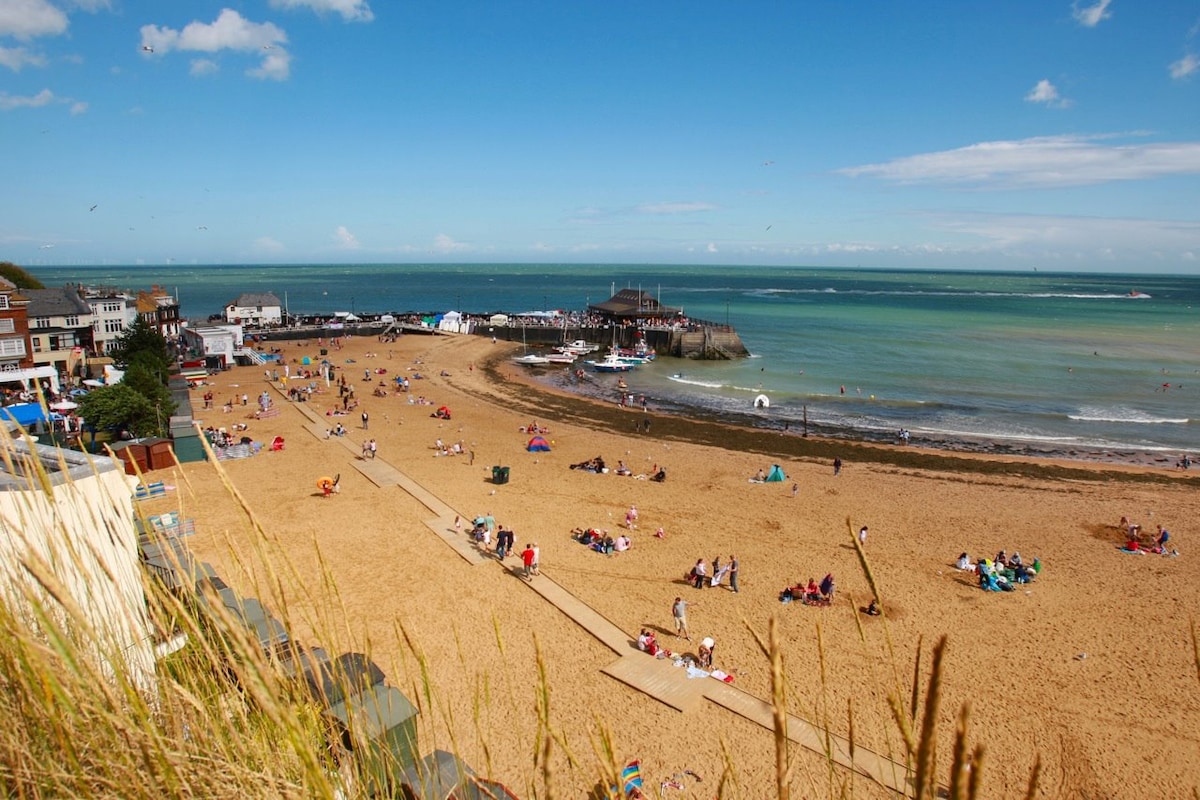 Sunshine Villa Broadstairs sleeps 8 close to beach