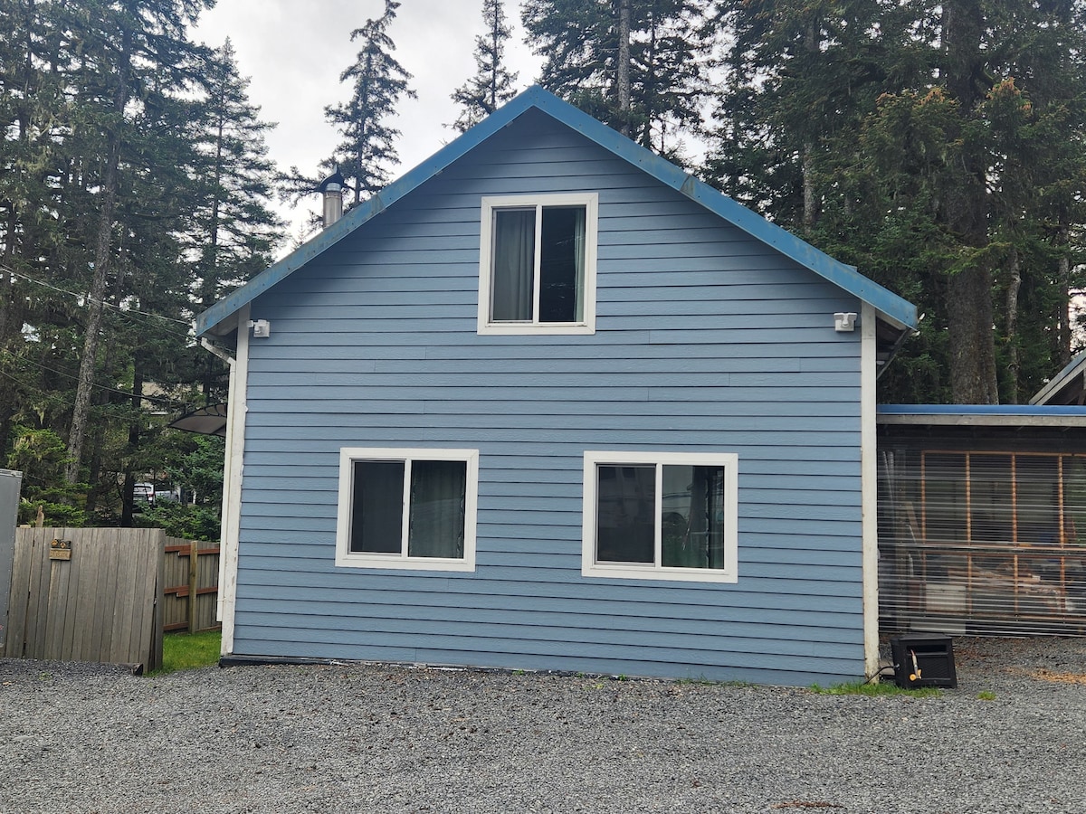 Blue Bear Retreat ~ 2-bedroom Alaskan guest house.