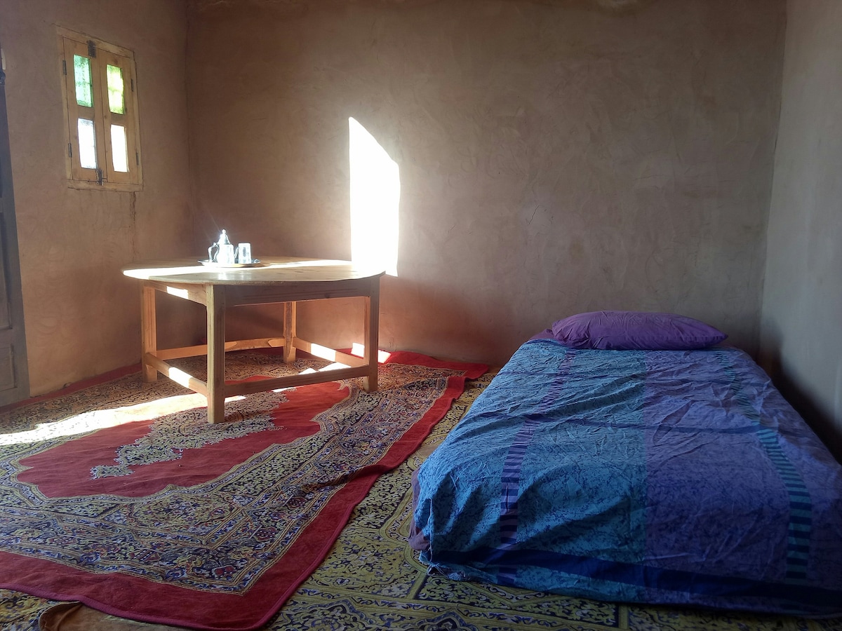 撒哈拉沙漠宁静的露营和骆驼徒步之旅
