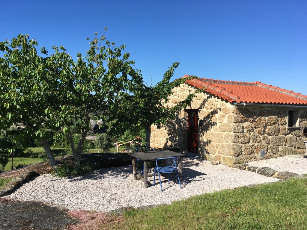 埃斯特雷拉山脉（ Serra de Estrela ）附近的原始可爱小屋。