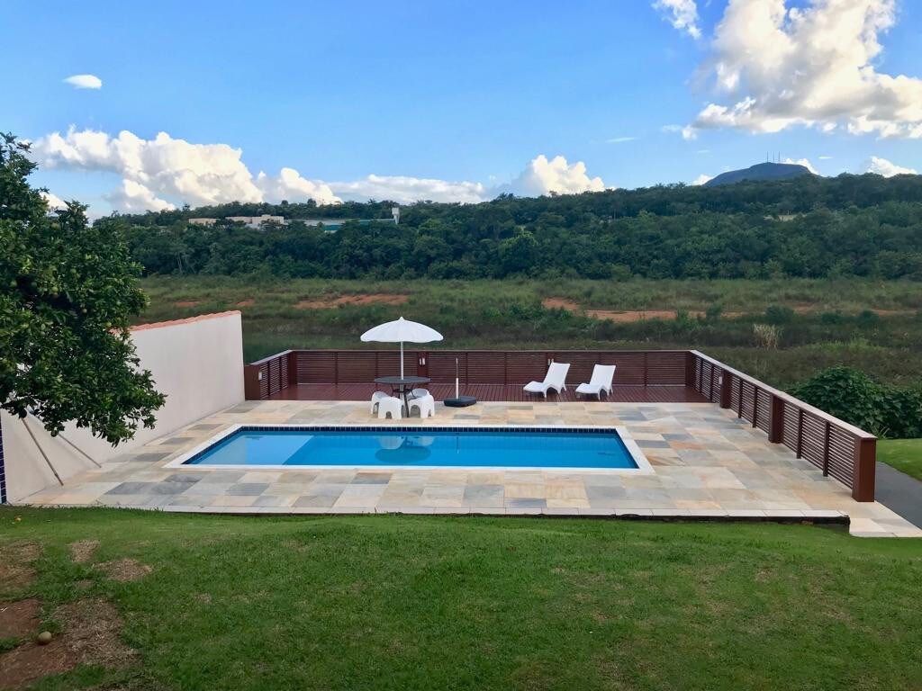 Casa na beira do lago de furnas