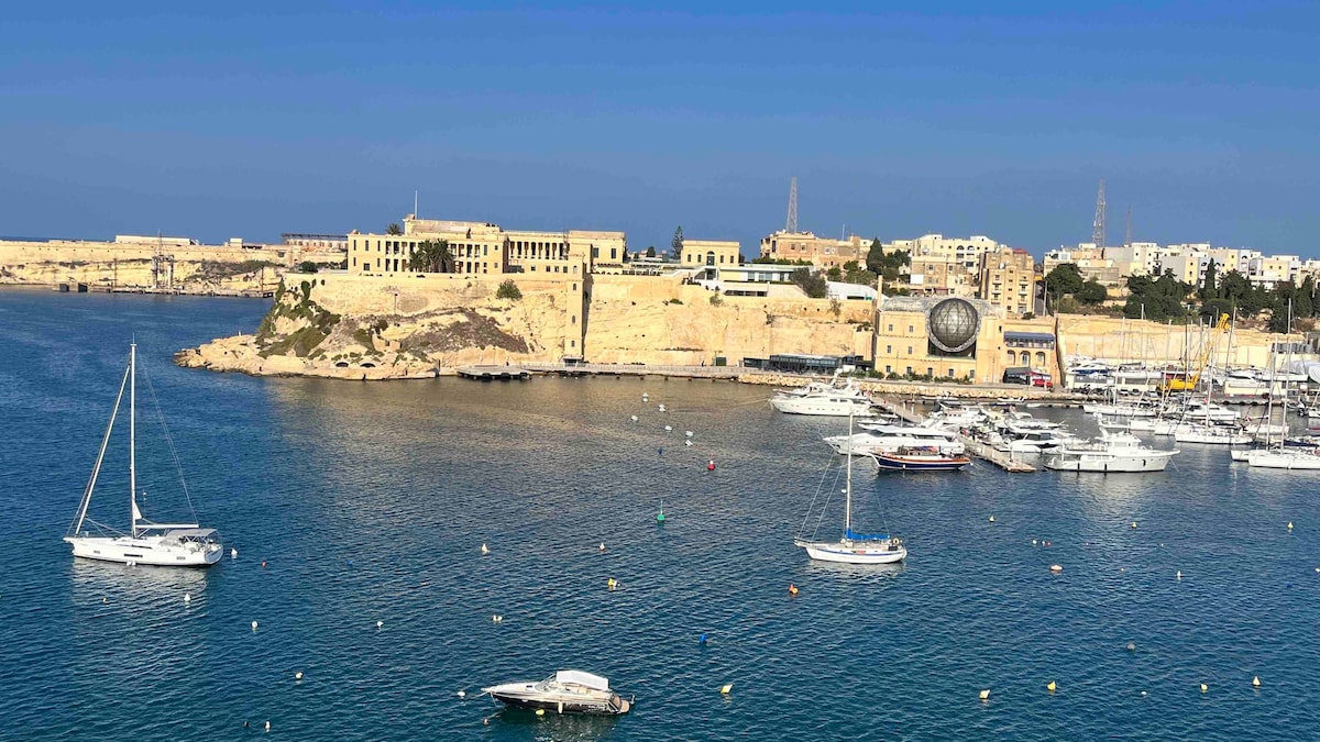 Apartment with a spectacular view in vittoriosa.