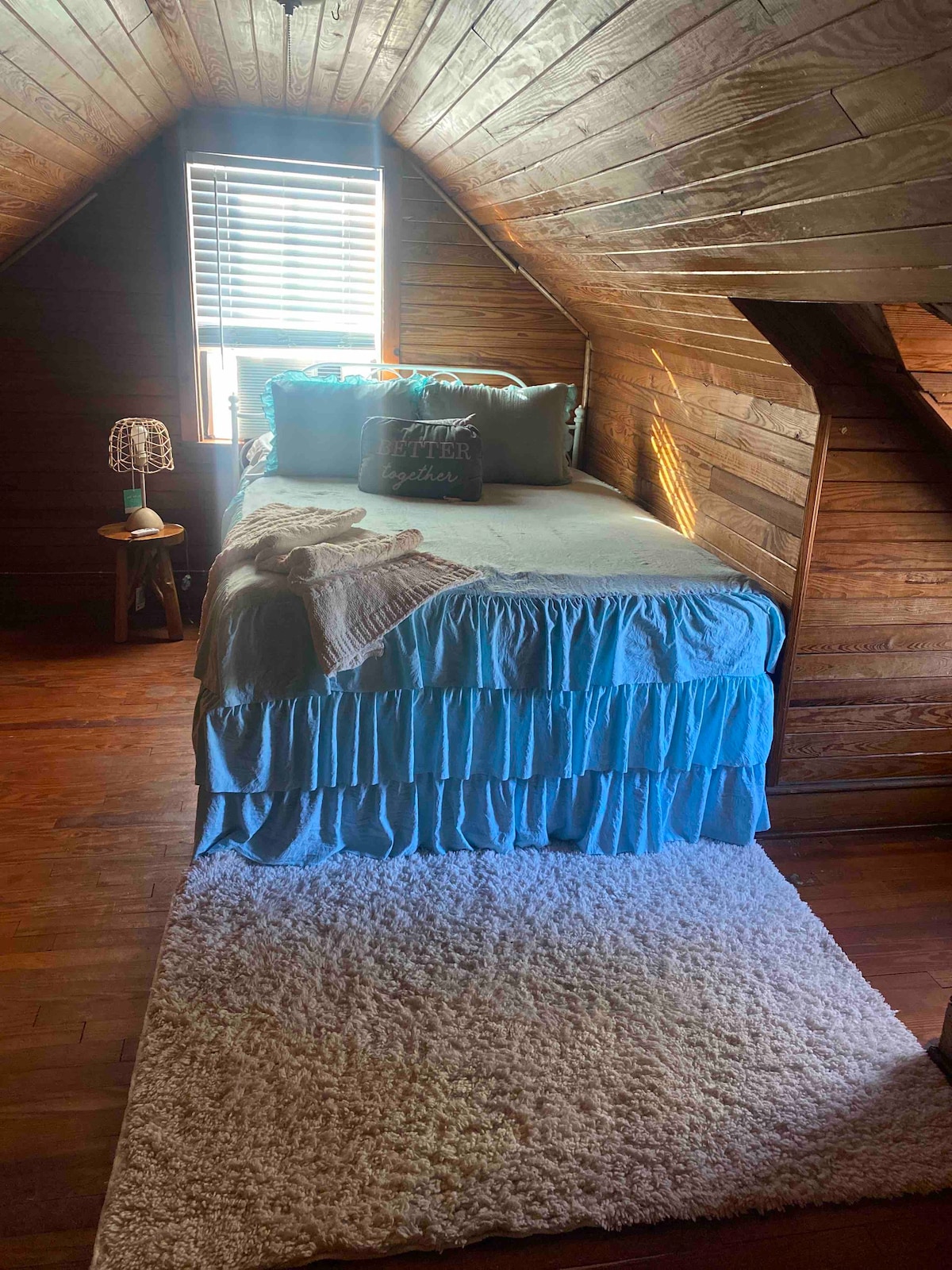 Vintage Charm Cottage Apartment w/ Cozy Cabin Loft