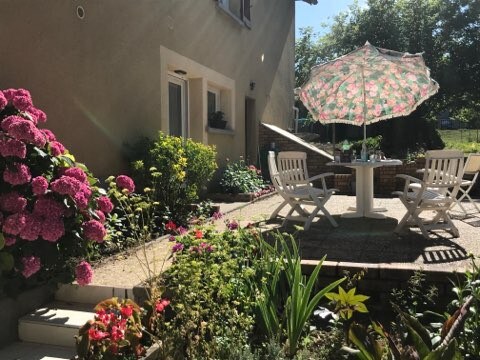 Beau logement avec terrasse privée et parc arboré.