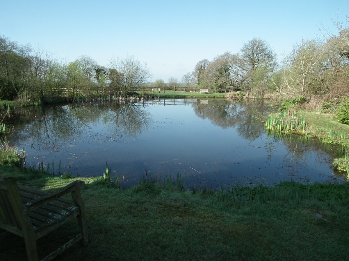 Lilliput cottage with fishing, hot tub pool slps 4