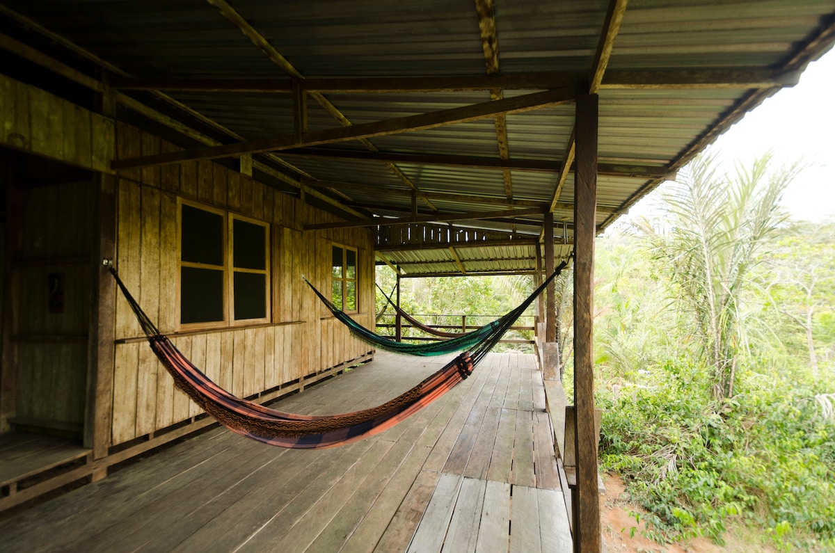 风景观舒适的家庭热带雨林小屋