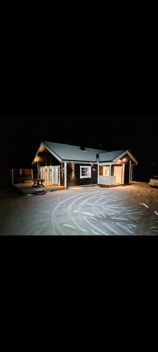 带热水浴缸的现代山间小屋