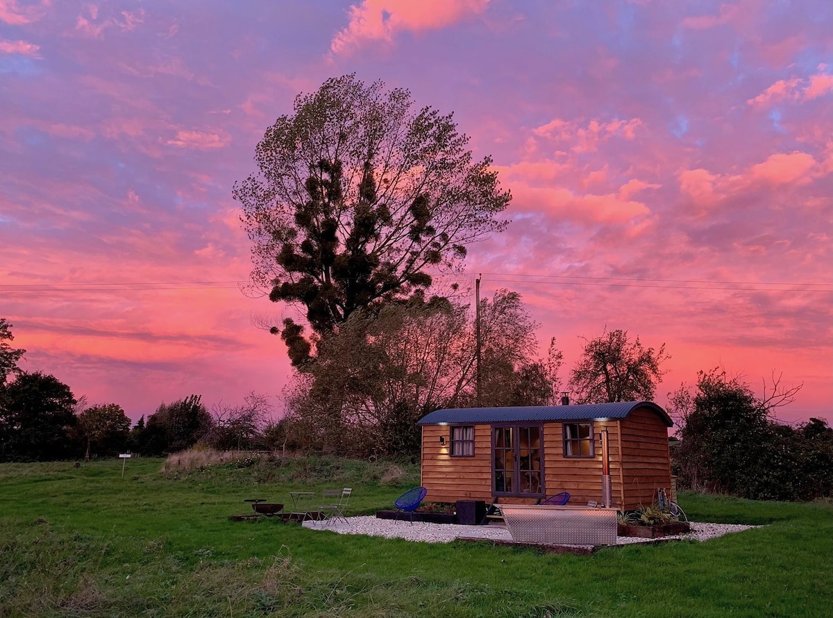 Oak Retreat – Shepherd Hut & Hot Tub, Cotswolds