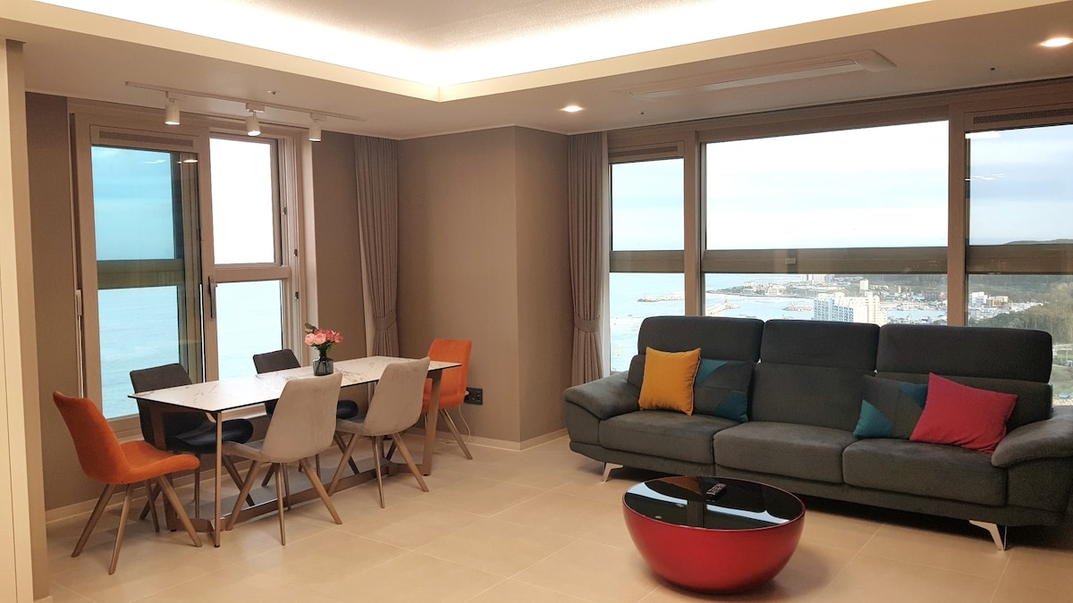 28楼海边全套公寓（ 60平海景）海景-所有房间均可欣赏海景、新年前夜、家庭聚会、宽敞的客厅