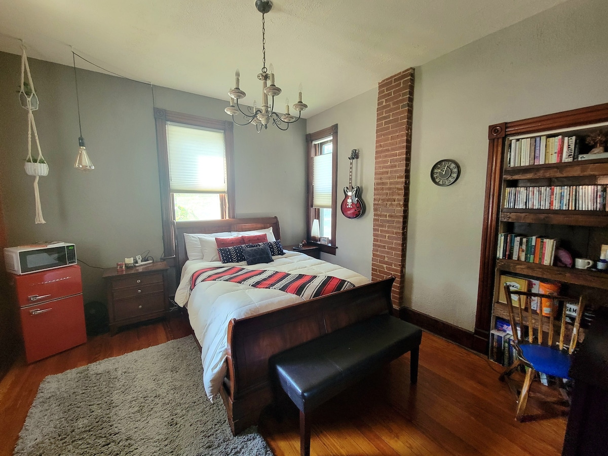 Cozy Private Suite nestled in Belleville