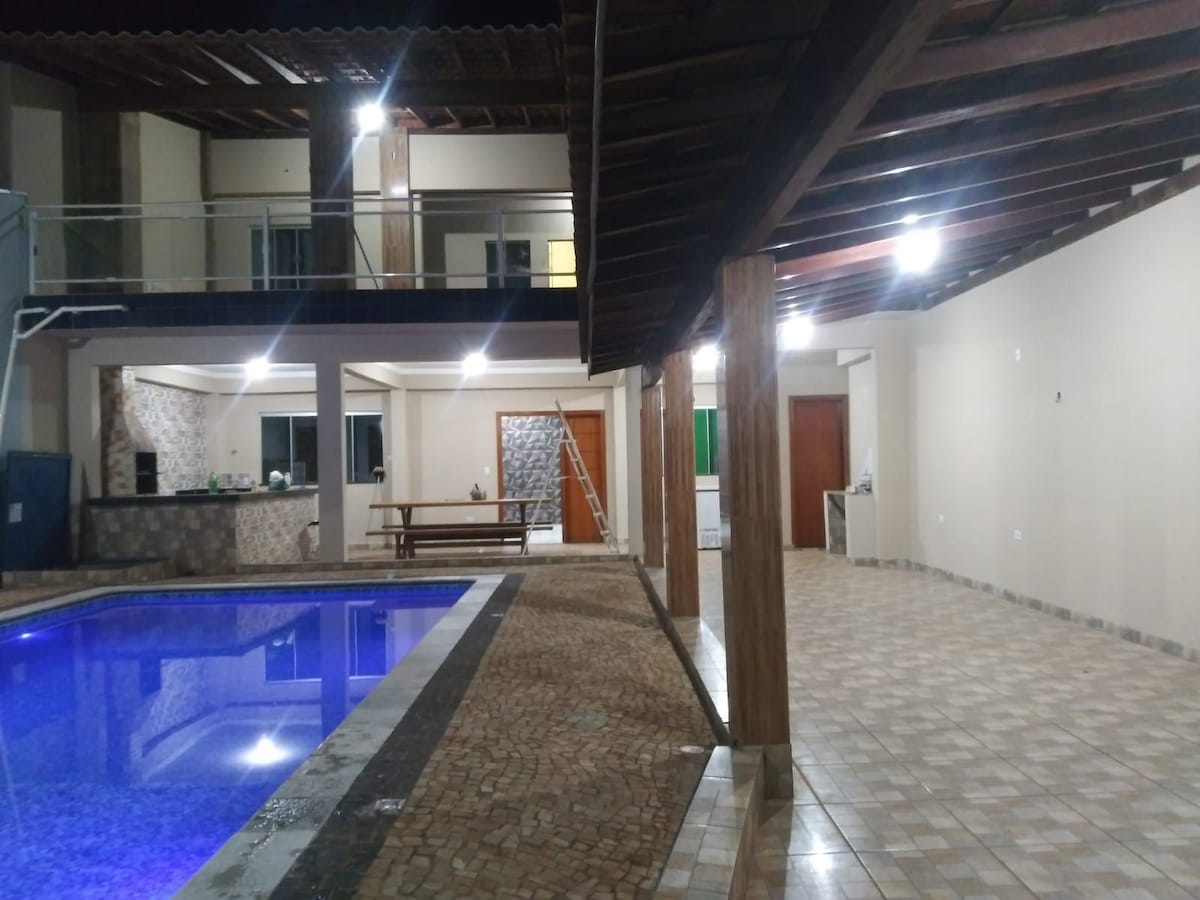 Sobrado com 3 quartos, piscina e área de lazer