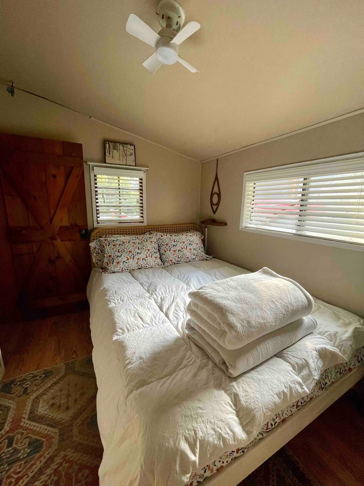 Adorable 1939 Lake Cabin w/ fireplace & Bunkhouse