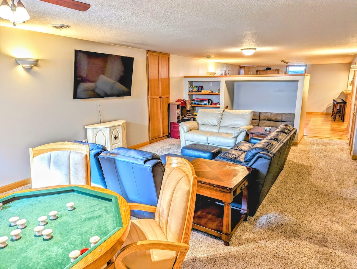Spacious home w/ game room - Close to everything!