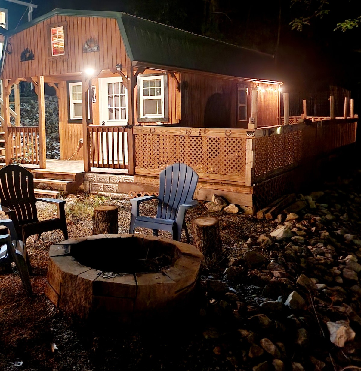 The Camden - Romantic Tiny Cabin Retreat - Hot Tub