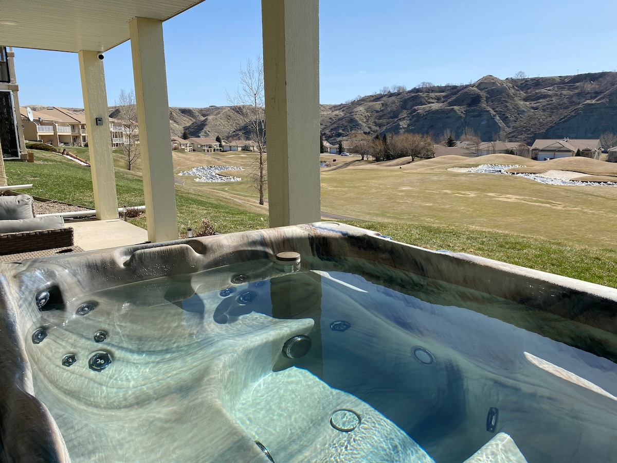 高尔夫球场上的现代风格，带热水浴缸，欣赏美景！