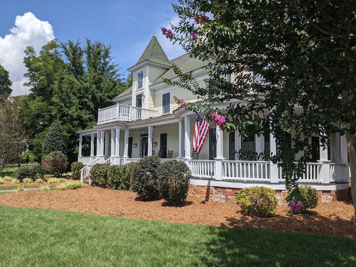 Main floor, Historic Wade-Arscott Inn.  2BR/2BA