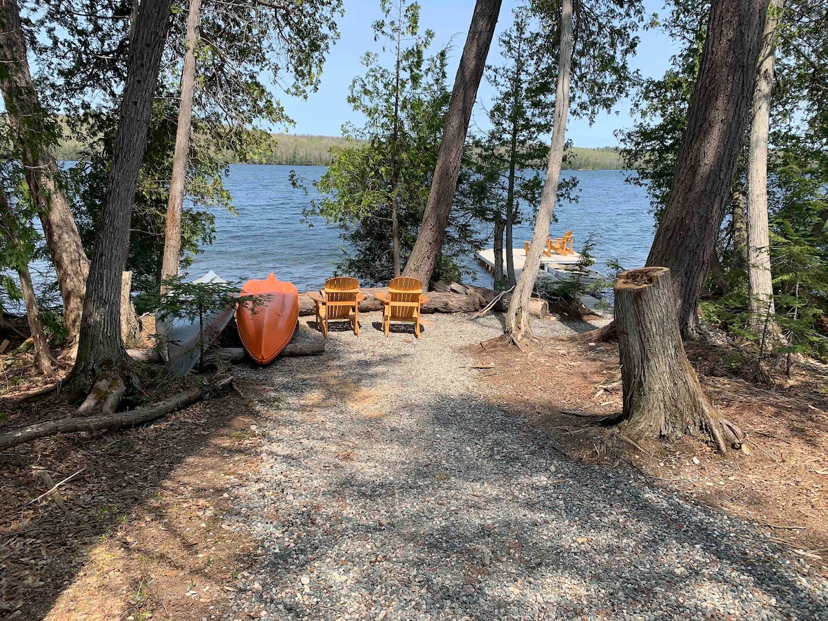 The Sunrise - Waterfront cottage on Dunlop Lake