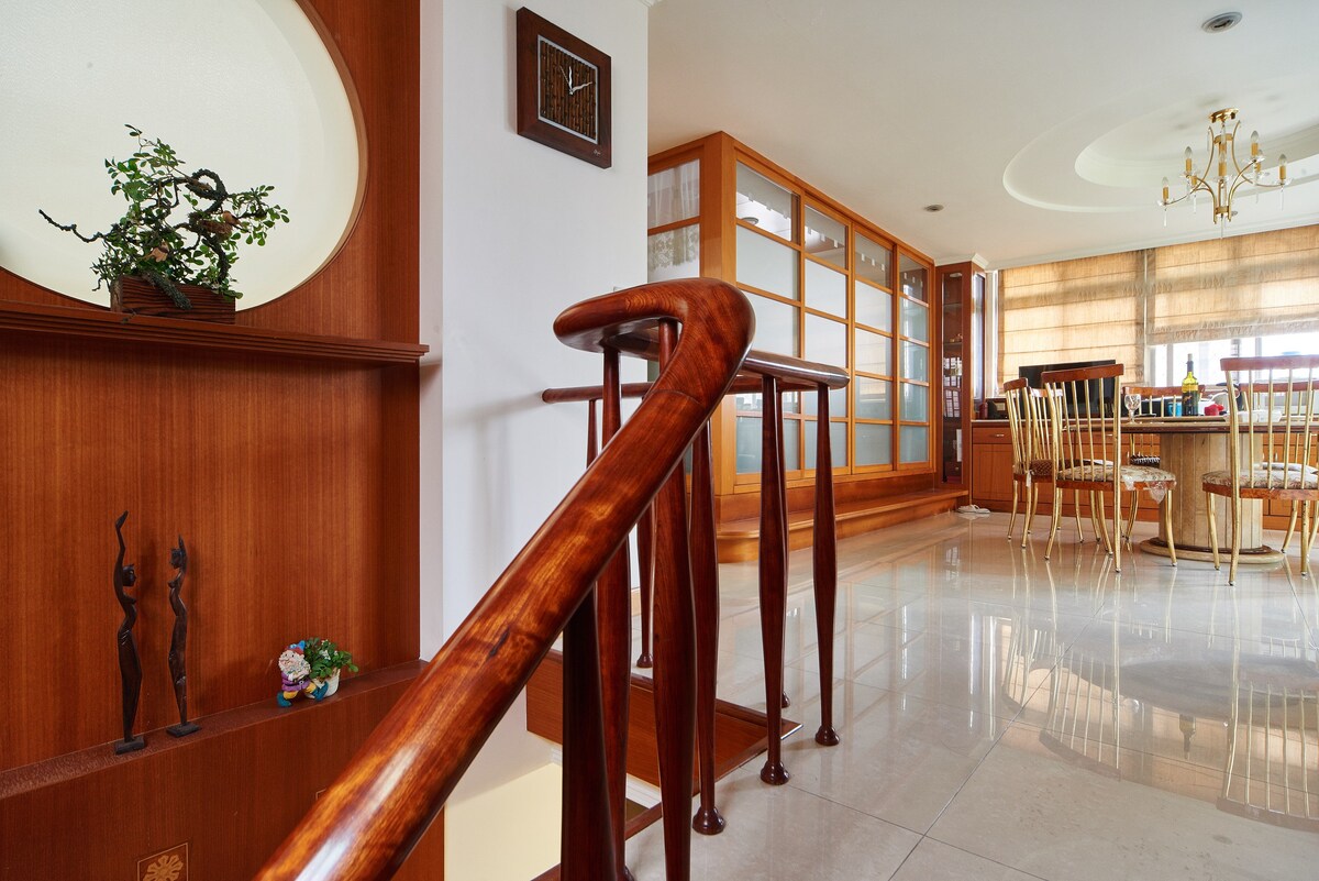 Bright and spacious near MRT