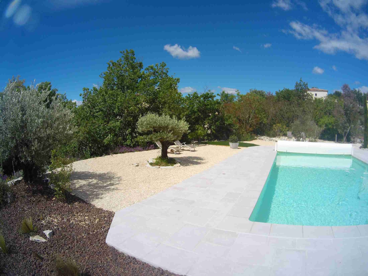 Ardèche sud, le Néflier au Mas de Molines, piscine