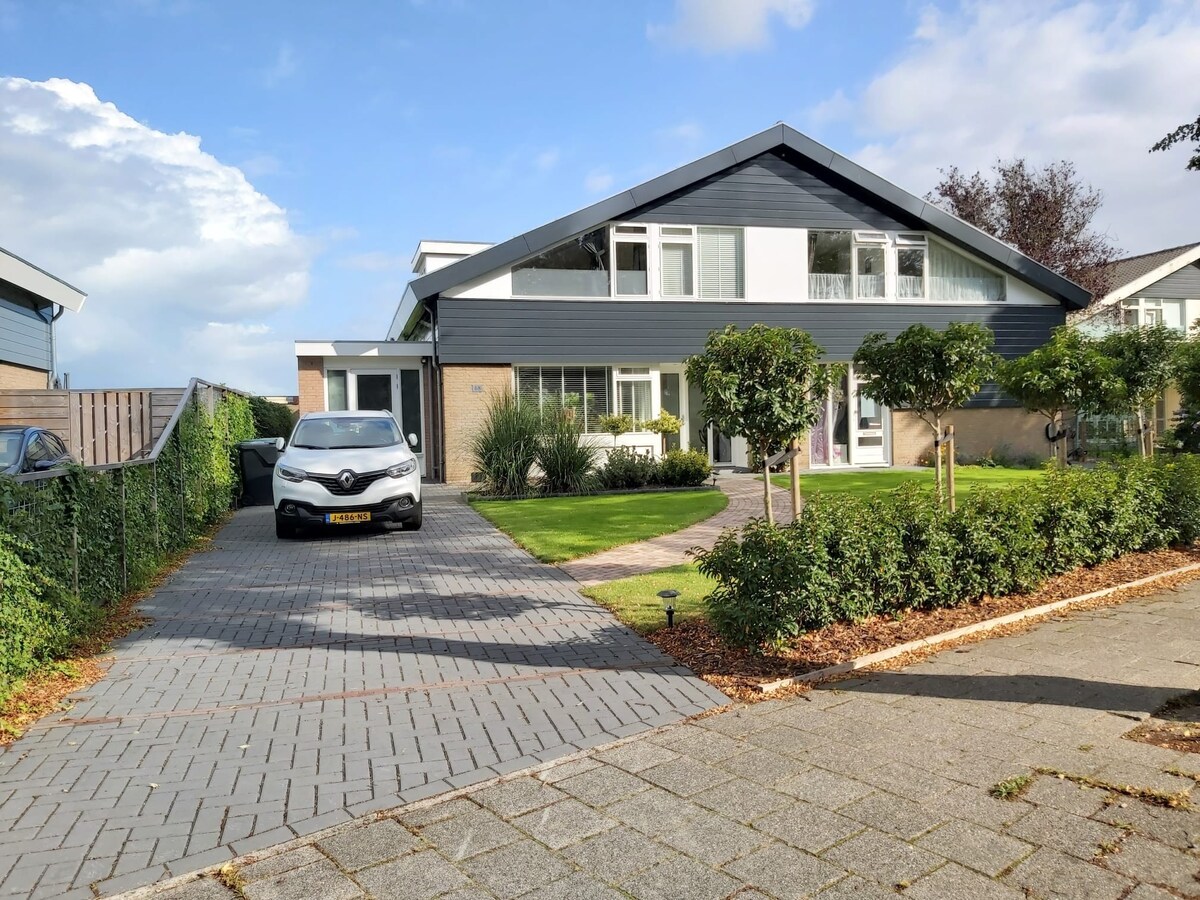 Ruime woning aan het water met jacuzzi in Alkmaar!